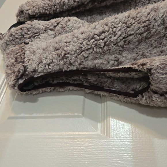 ULTRA SOFT PLUSH plum color sherpa material women's medium vest - Picture 5 of 5